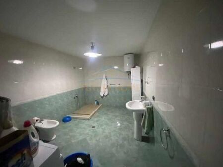 Shitet, Apartament 2+1+2, prane Martenitetit te Ri, Tiranë. AREA38380
