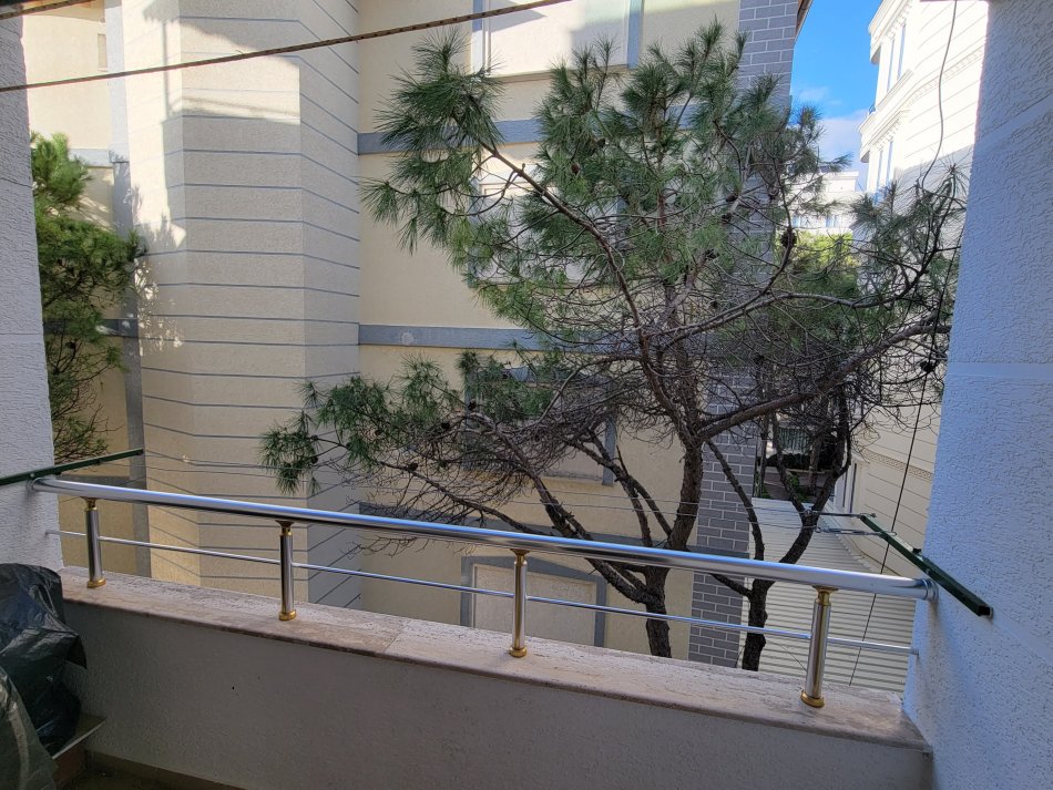 Shitet apartament 1+1 te Mali i Robit, kompleksi Fafa, 85'000 Euro