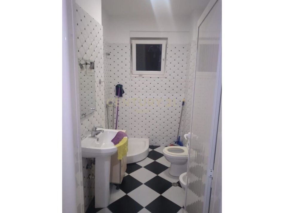 Tirane, jap me qera apartament 2+1 Kati 2, 90 m² 500 € (liqen i thate)