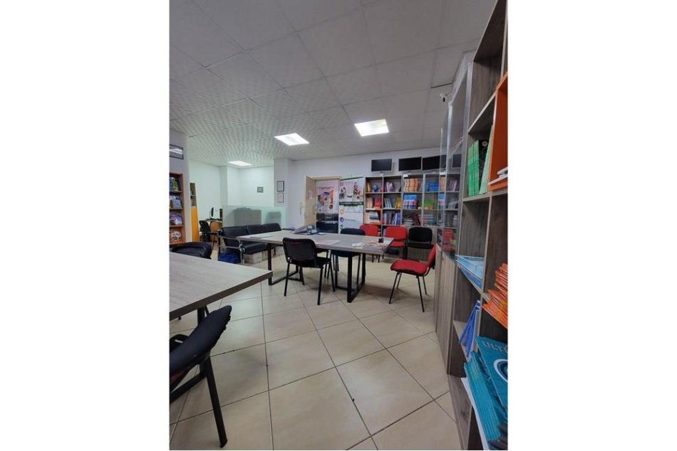 Tirane, jepet me qera ambjent biznesi Kati 1, 126 m² 1.200 € (Rruga &quot; Pjeter Bogdani&quot;)