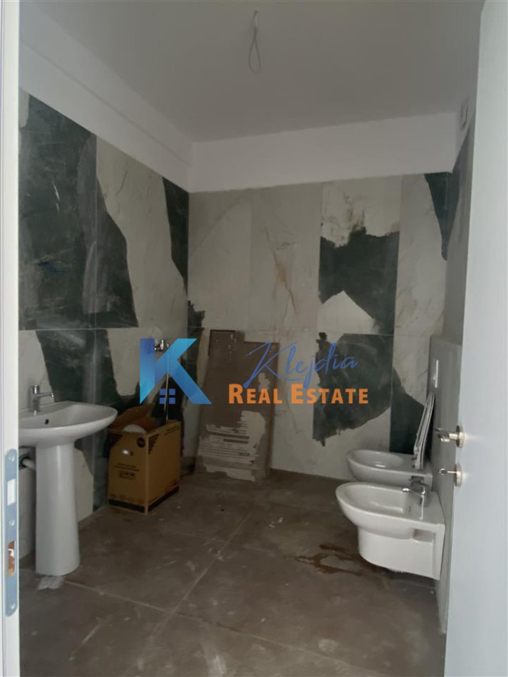 Tirane, jepet me qera apartament 2+1 Kati 9, 140 m² 1.000 € (Ish Fusha e Aviacionit, te Clover Residence)