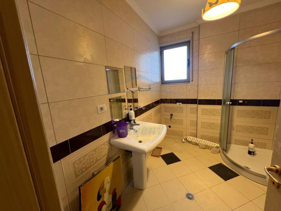 Tirane, jepet me qera 2+1 Kati 2, 108 m² 550 € (Liqeni i Thate, Me pamje nga Liqeni)