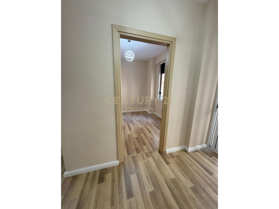 Tirane, shitet apartament 2+1+Ballkon Kati 2, 85 m² 125.000 € (Rruga Tish Dahia)