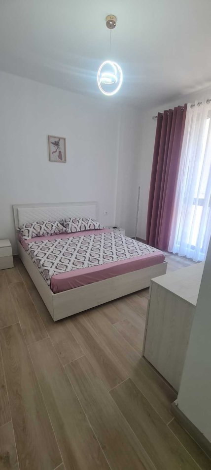 Tirane, jepet me qera apartament 2+1 Kati 4, 105 m² 700 € (porcelan)