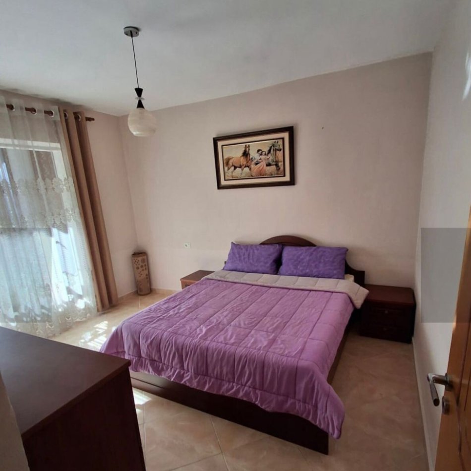 Tirane, jepet me qera apartament 1+1 Kati 1, 55 m² 450 € (Medrese)