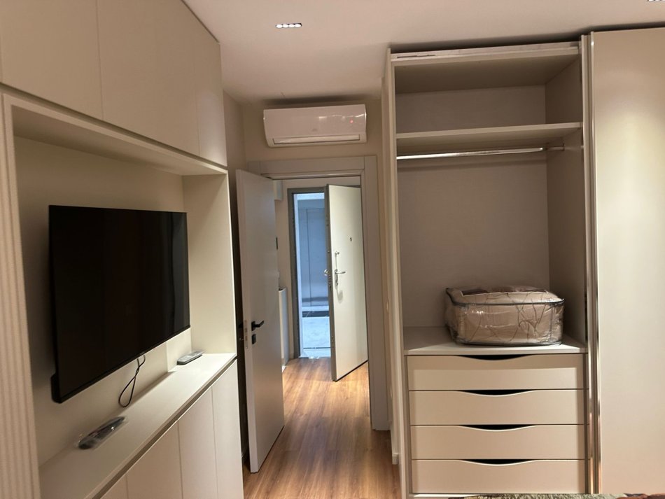 Tirane, jepet me qera apartament 1+1+Ballkon Kati 8, 65 m² 500 € (porcelan)