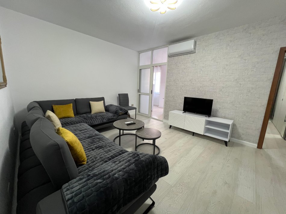 Tirane, jepet me qera apartament 1+1 Kati 3, 63 m² 630 € (Komuna e Parisit)