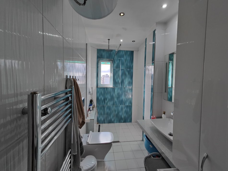 Tirane, jepet me qera apartament 2+1 Kati 9, 100 m² 800 € (Myslym Shyri)