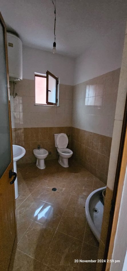 Tirane, jepet me qera shtepi 2+1 Kati 3, 119 m² 500 € (Rruga e Kavajes)