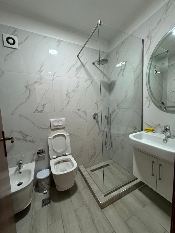 Tirane, jepet me qera apartament 1+1 Kati 3, 50 m² 550 € (Rruga e Kavajes)