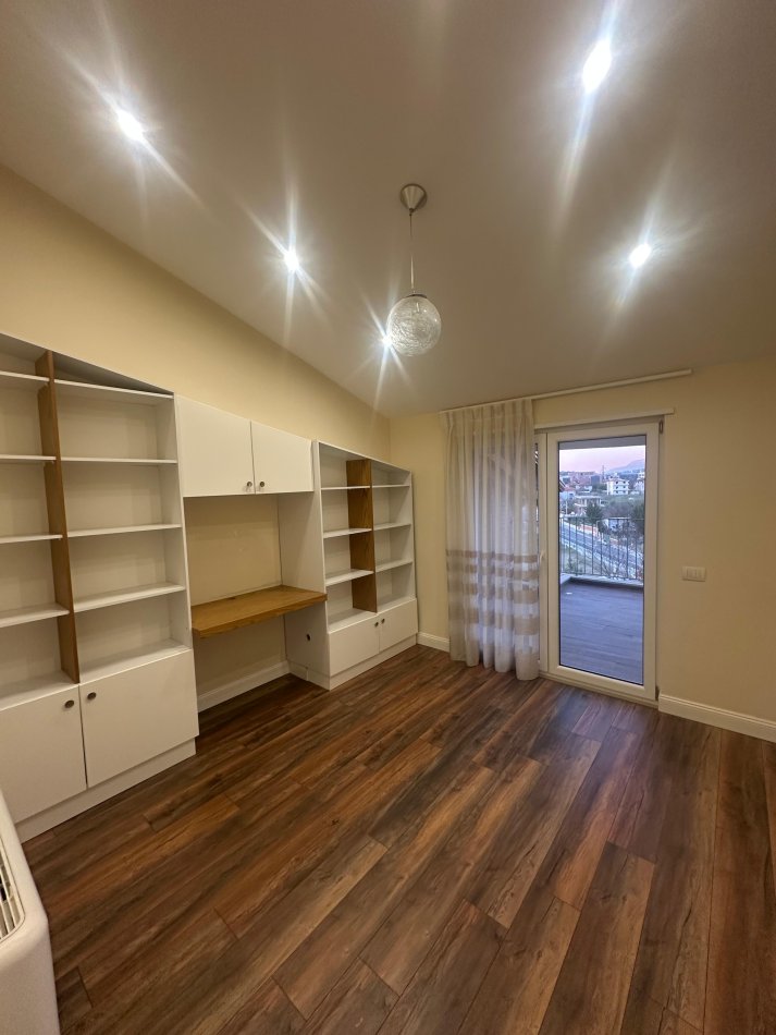 Tirane, jepet me qera apartament+verande | Penthouse 3+1 Kati 3, 200 m² 1.500 € (TEG)