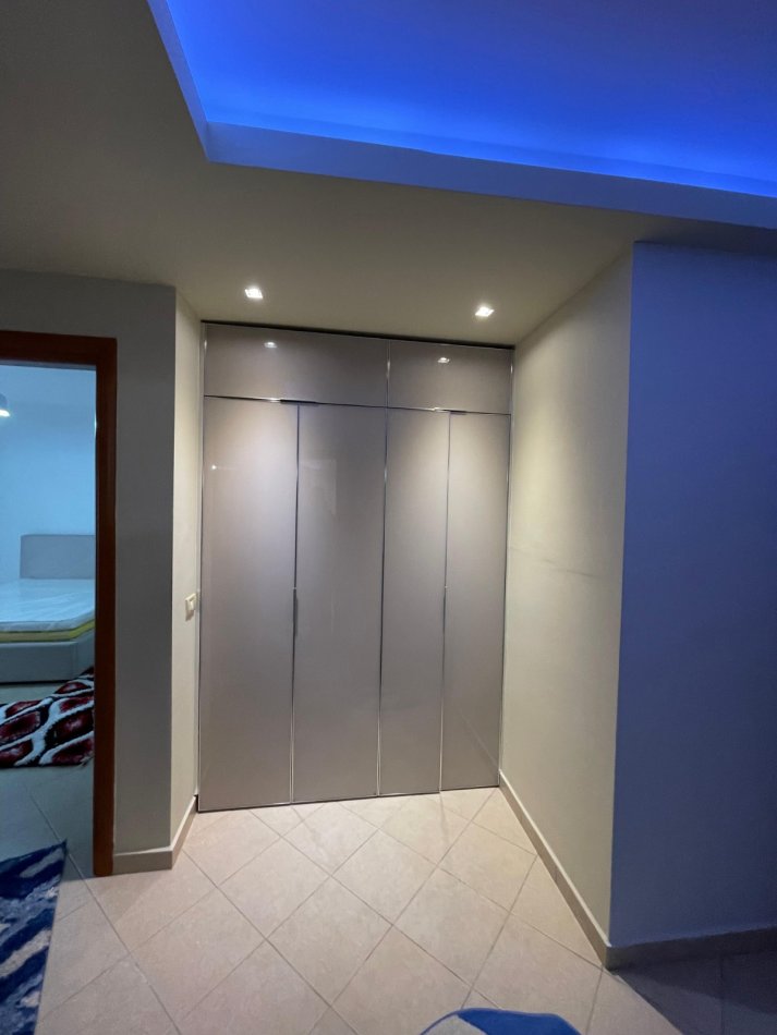Tirane, jepet me qera apartament 2+1 , 94 m² 800 € (Komuna e Parisit)