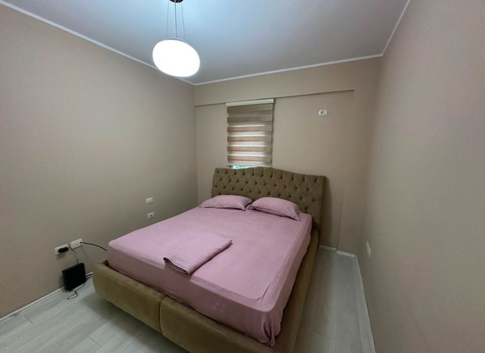 Tirane, jepet me qera apartament 3+1+Ballkon Kati 5, 190 m² 1.300 € (Kopleksi FZ)