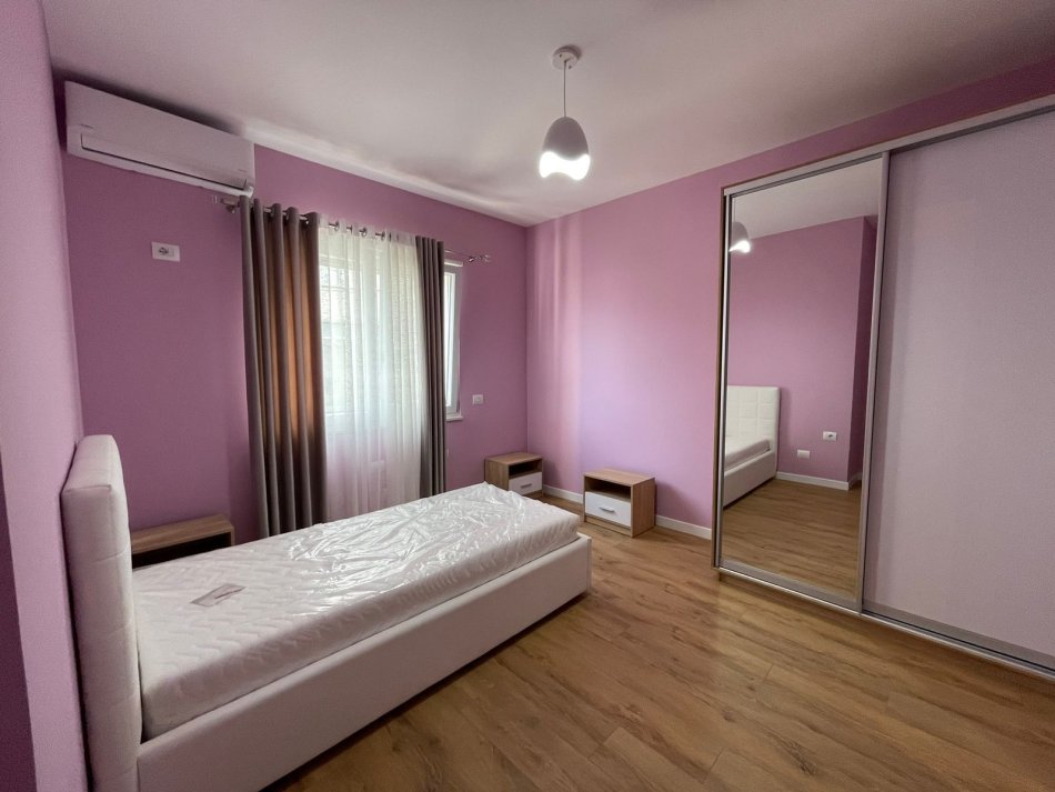 Tirane, jepet me qera Vile 2+1 , 100 m² 900 € (Kopshti Botanik)