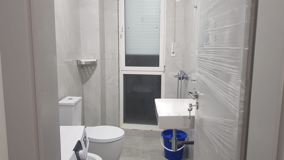 Tirane, jepet me qera apartament 1+1 , 61 m² 650 € (Komuna e Parisit)
