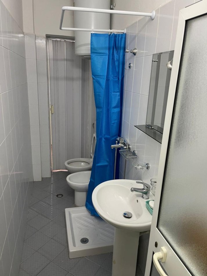 Tirane, jepet me qera apartament 1+1 , 57 m² 550 € (Pazari i Ri)