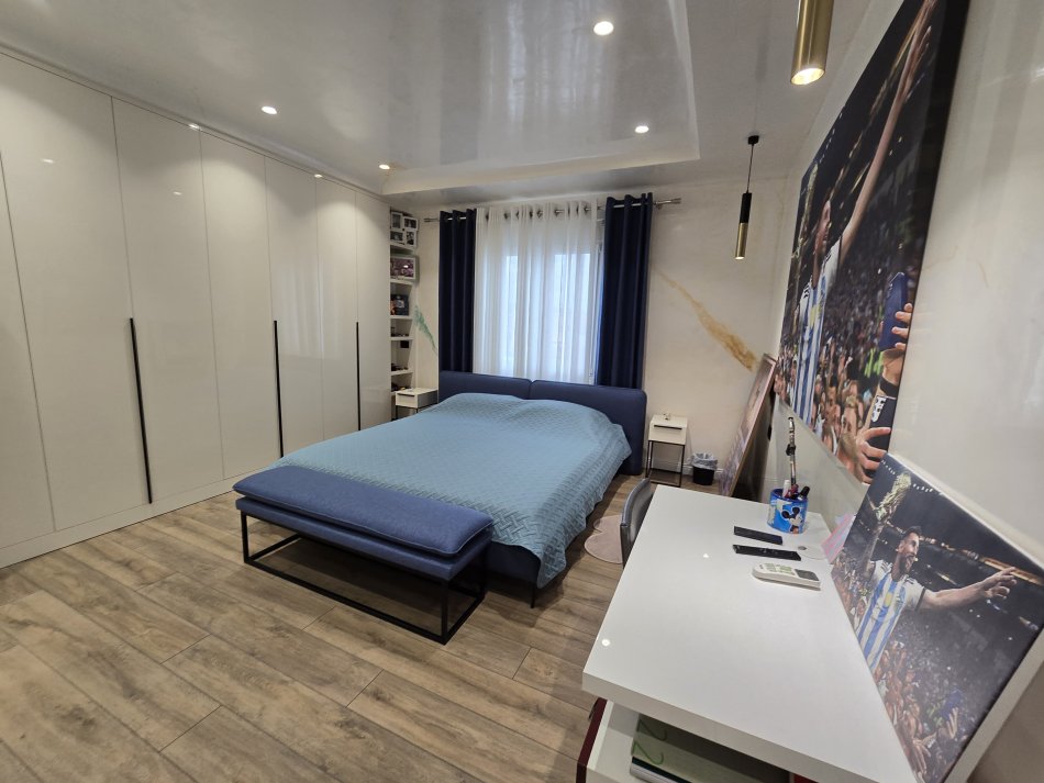 Tirane, jepet me qera apartament 2+1 , 80 m² 550 € (Kombinat)