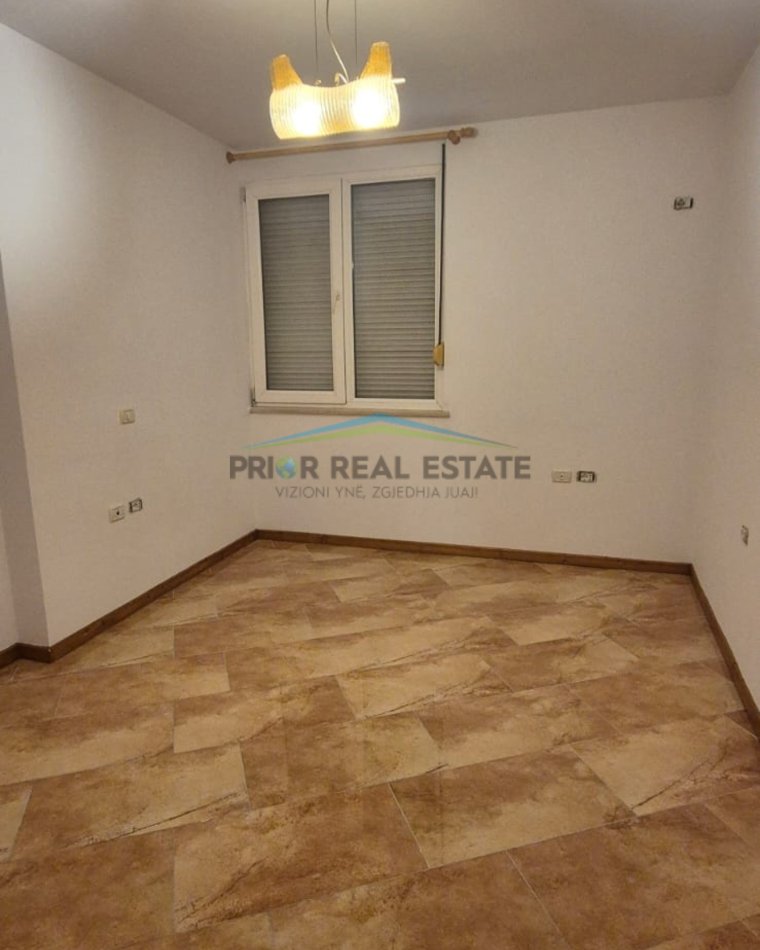 Tirane, jepet me qera zyre 3+1+2+Post Parkimi, Kati 3, 127 m² 1.400 € (Ekspozita)
