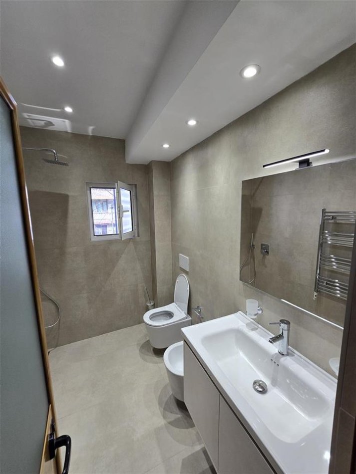 Tirane, jepet me qera apartament 1+1 Kati 2, 65 m² 600 € (Ali Demi)