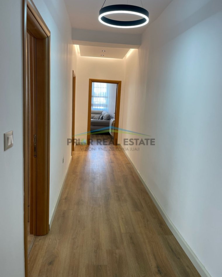Tirane, jepet me qera apartament 2+1+Ballkon Kati 3, 80 m² 700 € (Ish Stacioni i Fundit i Tiranes se Re)
