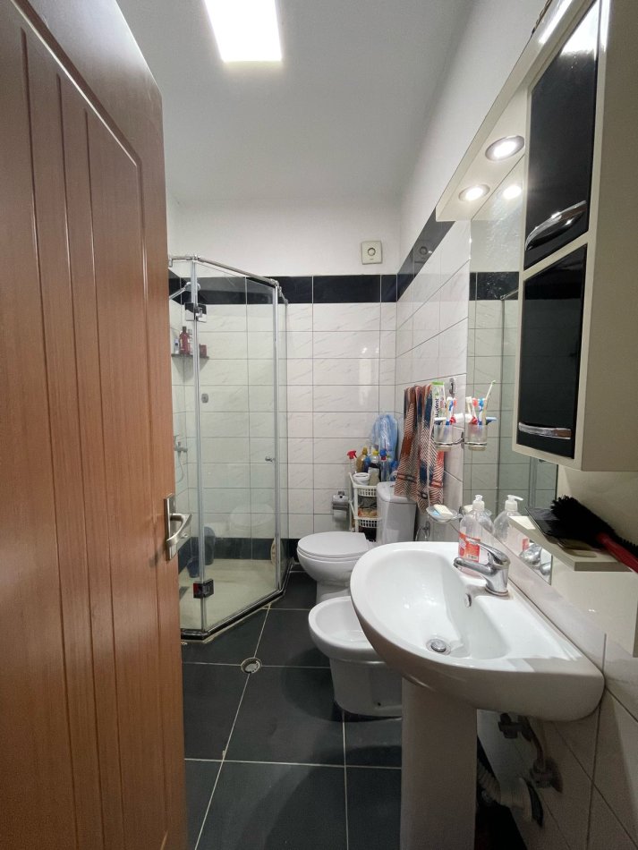 Tirane, jepet me qera apartament 2+1 Kati 4, 100 m² 450 € (Rruga Besim Alla)