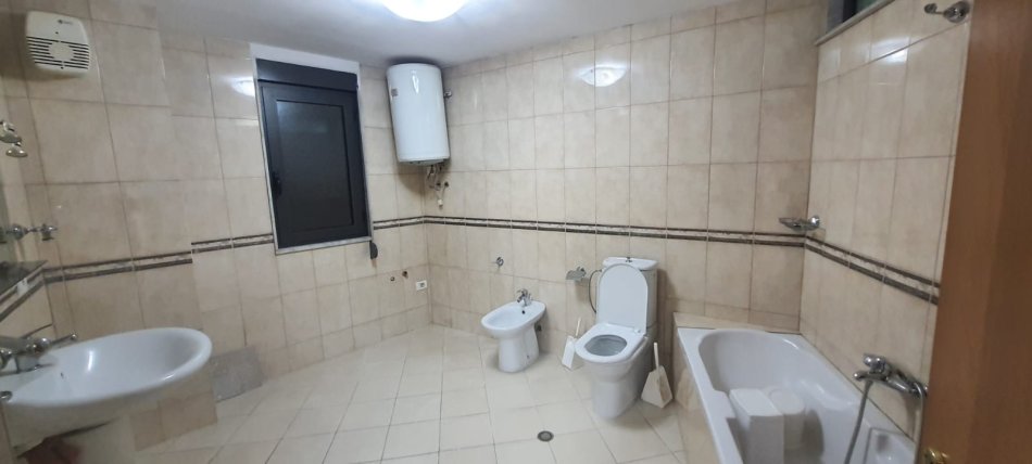 Tirane, jepet me qera ambjent biznesi Kati 4, 160 m² 1.200 € (Qender)