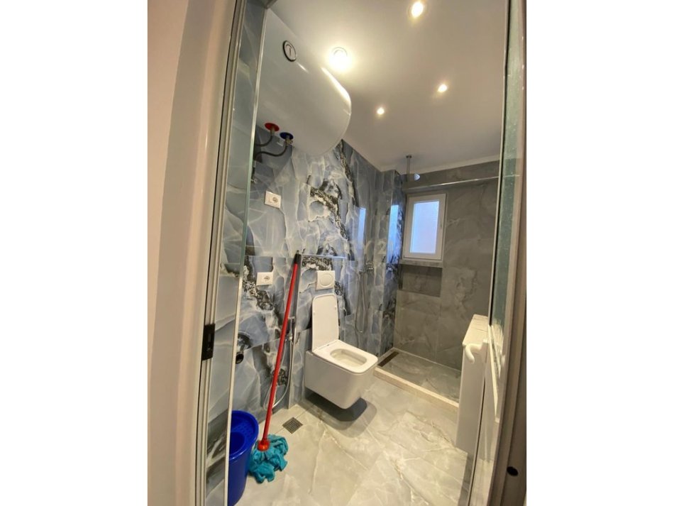 Tirane, jepet me qera ambjent biznesi Kati 2, 83 m² 1.000 € (Rruga e Durresit,Prane Koloseut)