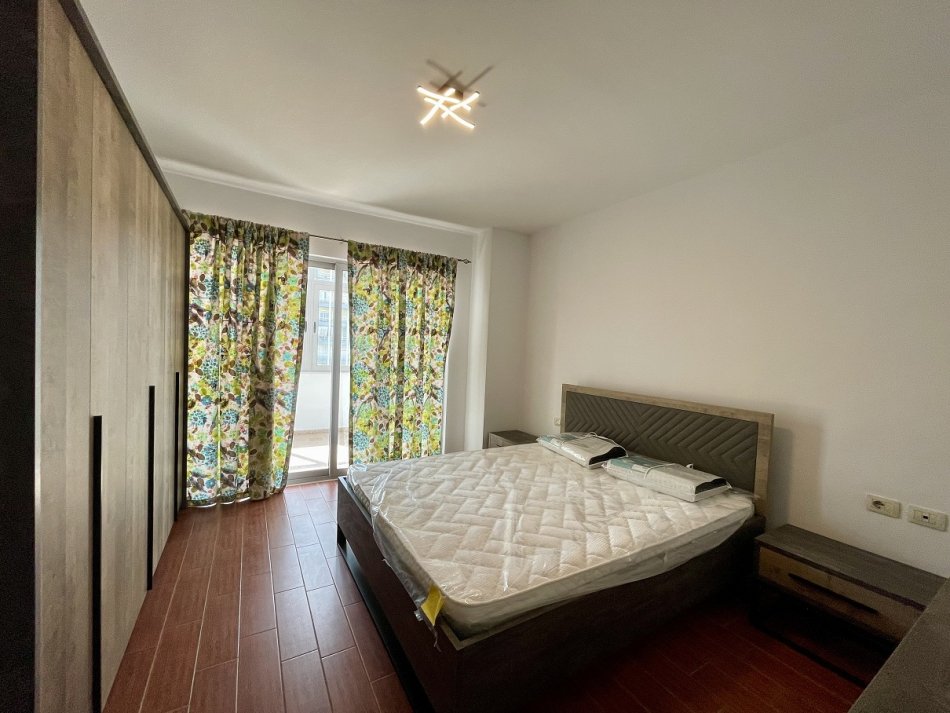 Tirane, jepet me qera apartament 2+1+Ballkon Kati 6, 570 € (Komuna e Parisit afer Kristalit)