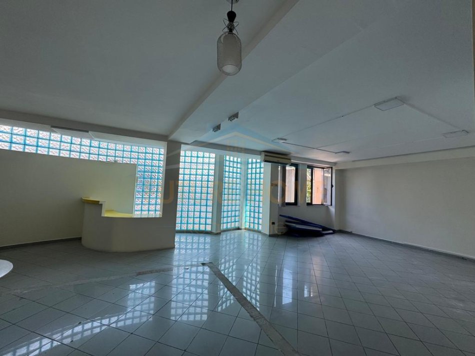 Tirane, jepet me qera Kati 1, 160 m² 1.200 € (RRUGA E DIBRES)