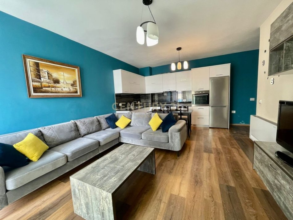 Tirane, jepet me qera apartament 2+1+Ballkon Kati 2, 102 m² 800 € 