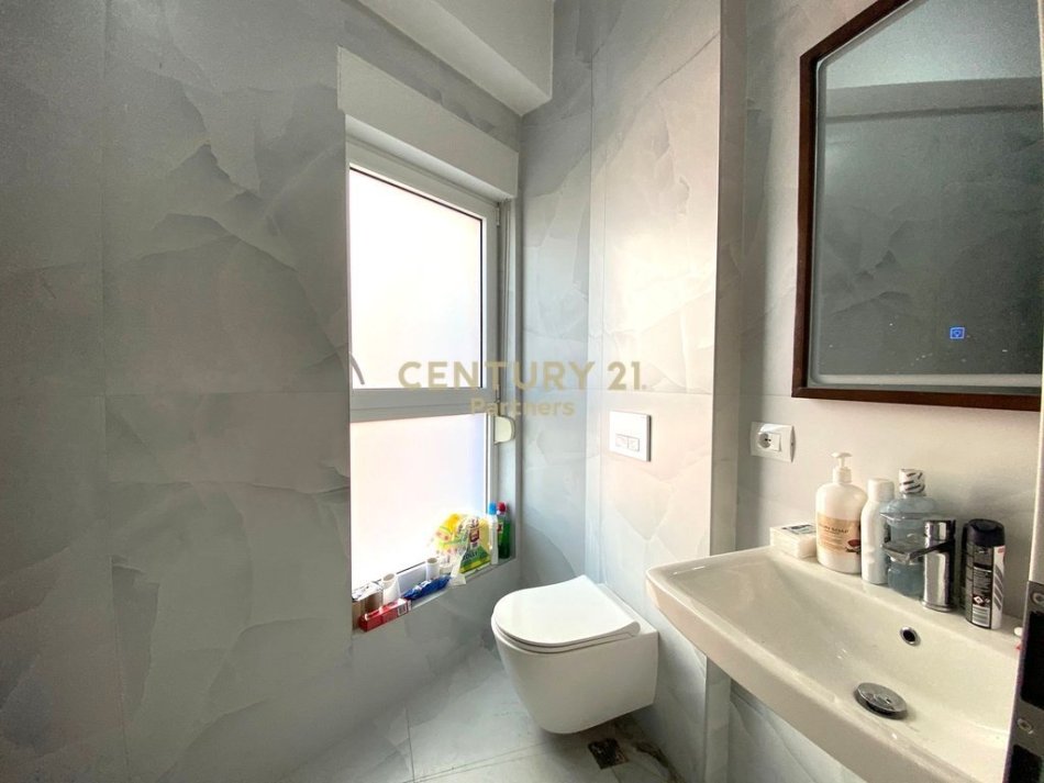 Tirane, jepet me qera apartament 2+1+Ballkon Kati 1, 73 m² 500 € (Ali Dem)