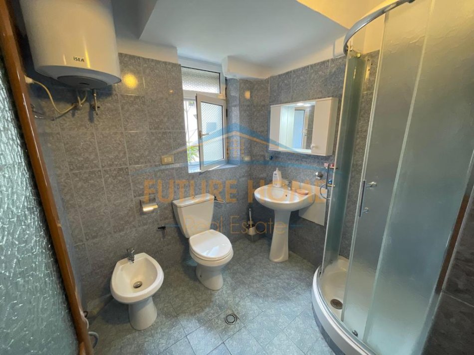 Tirane, jepet me qera apartament 2+1 Kati 2, 73 m² 500 € (21 Dhjetori, Tiranë.)