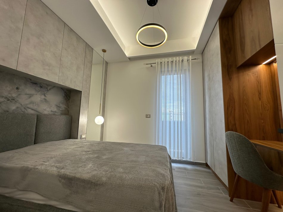 Tirane, jepet me qera apartament 2+1 Kati 5, 107 m² 1.000 € (Shkolla e Kuqe)