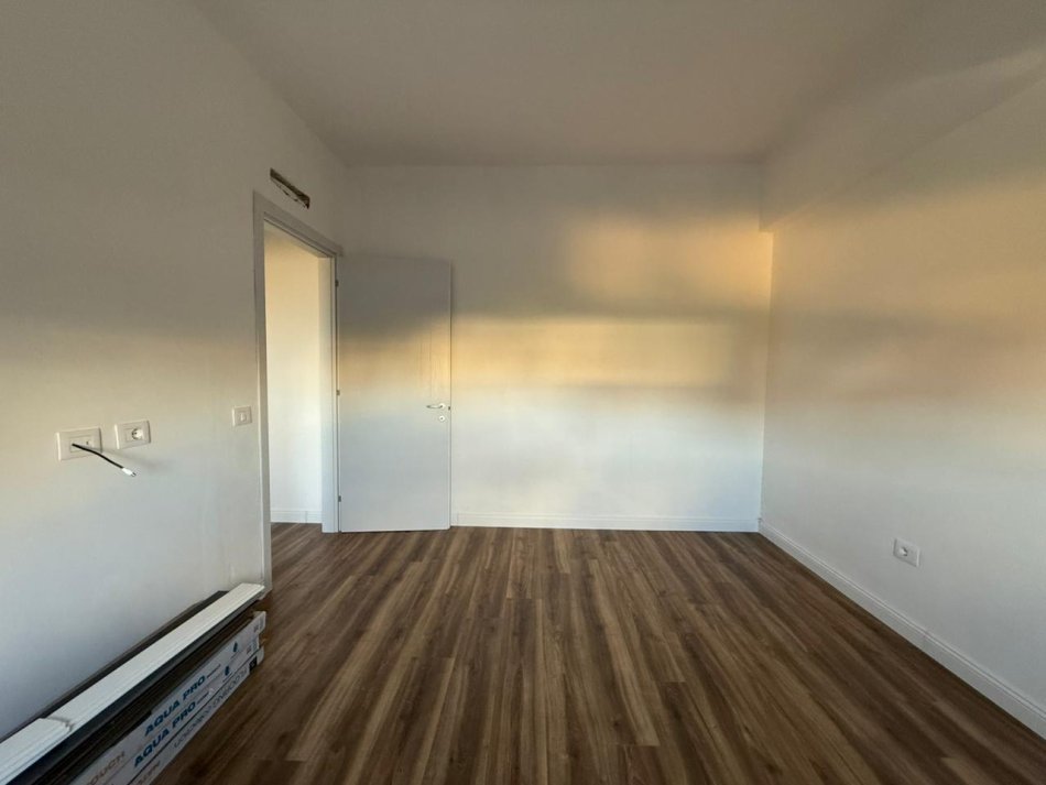 Tirane, jepet me qera zyre Kati 1, 112 m² 550 € (Unaza e Re)