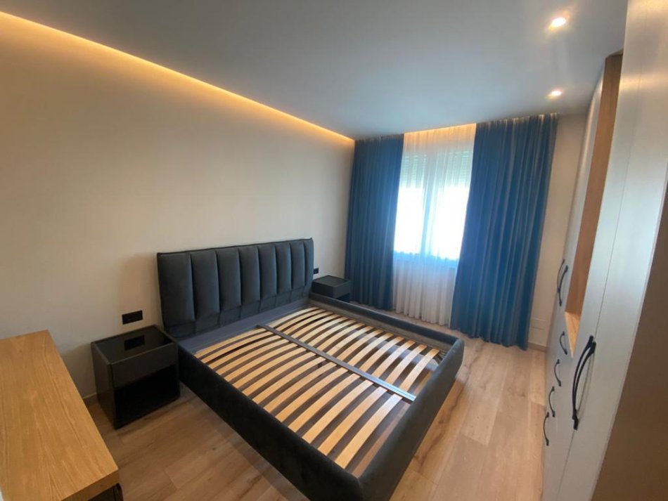 Tirane, jepet me qera apartament 2+1 Kati 7, 100 m² 1.000 € (Nenkalimi i Komunes)