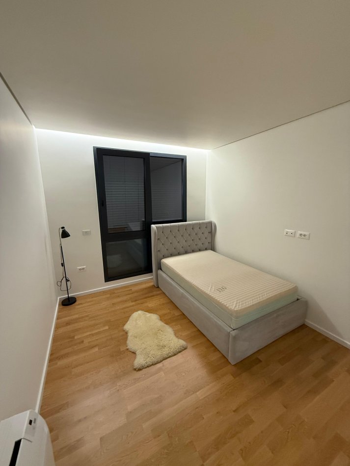 Tirane, jepet me qera apartament 3+1 Kati 1, 148 m² 2.300 € (TEG)