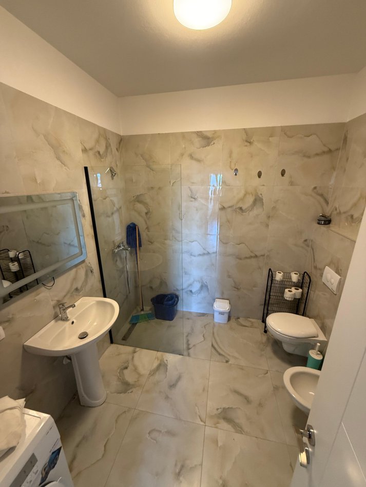 Tirane, jepet me qera apartament 2+1 , 114 m² 650 € (Unaza e Re)