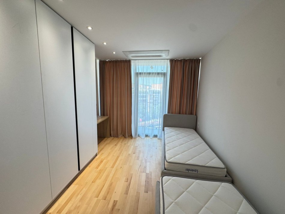 Tirane, jepet me qera apartament 2+1 Kati 5, 130 m² 2.200 € (Lake View)