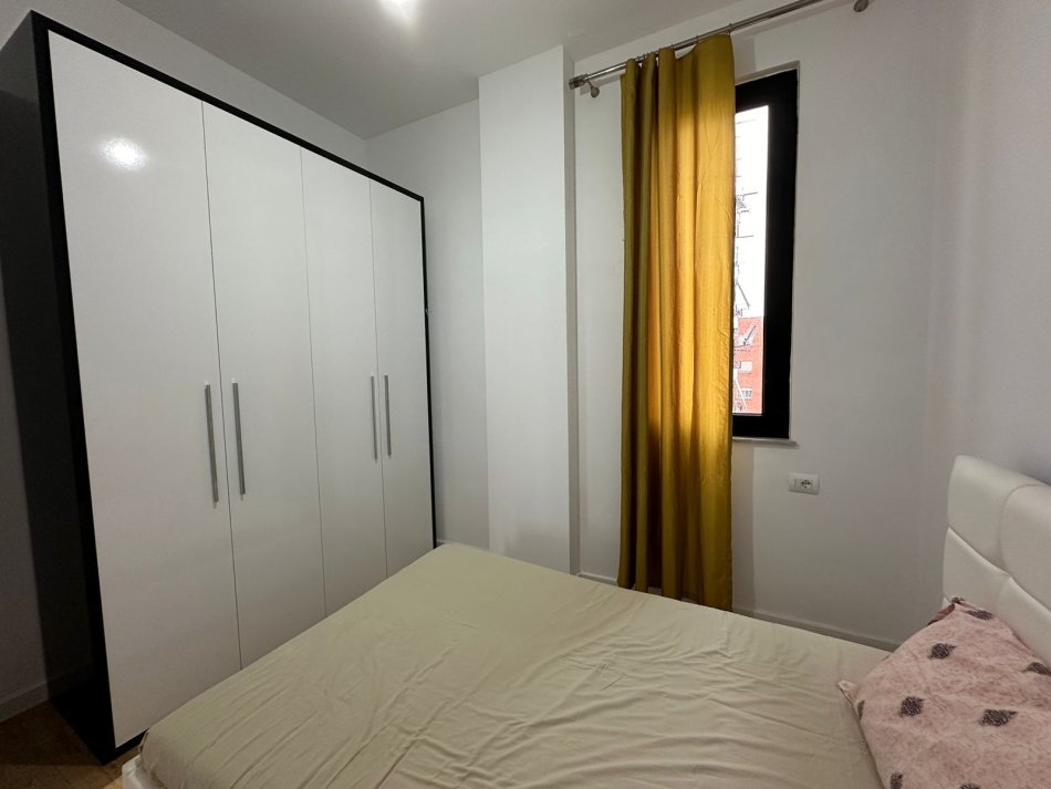 Tirane, jepet me qera apartament 2+1 , 90 m² 800 € 