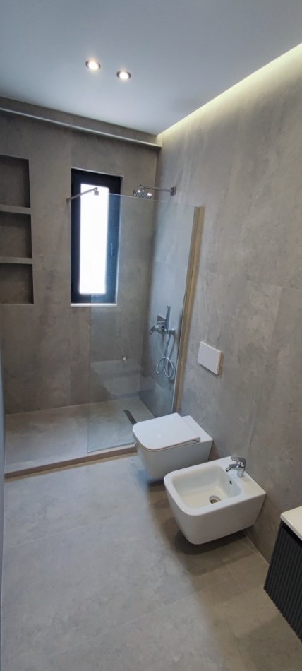 Tirane, jepet me qera apartament 2+1 , 105 m² 550 € 