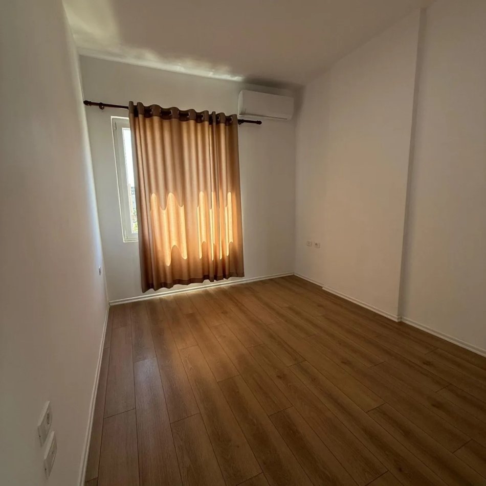 Tirane, jepet me qera zyre , 97 m² 650 € 