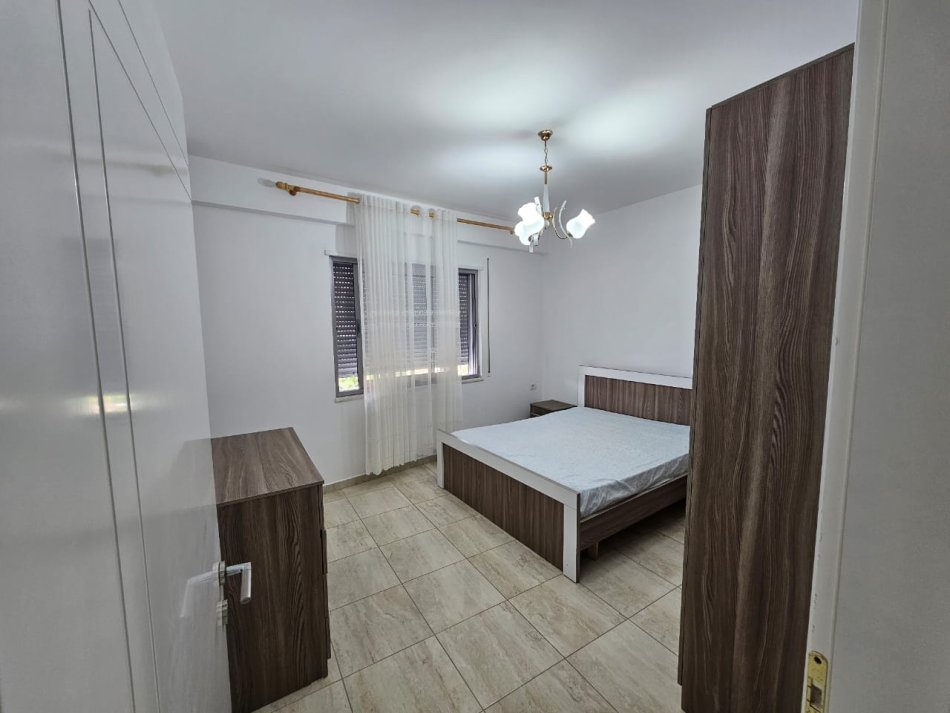 Tirane, jepet me qera apartament 2+1 , 90 m² 700 € 