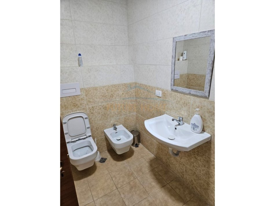 Tirane, jepet me qera apartament 3+1 Kati 11, 167 m² 300.000 € 