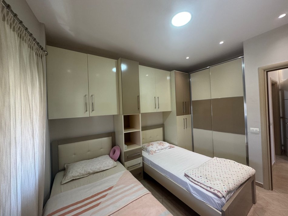 Tirane, jepet me qera apartament 2+1 , 110 m² 650 € 