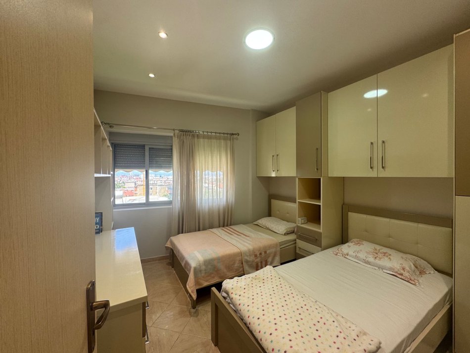 Tirane, jepet me qera apartament 2+1 Kati 5, 110 m² 650 € (Prane Shkolles se Bashkuar)