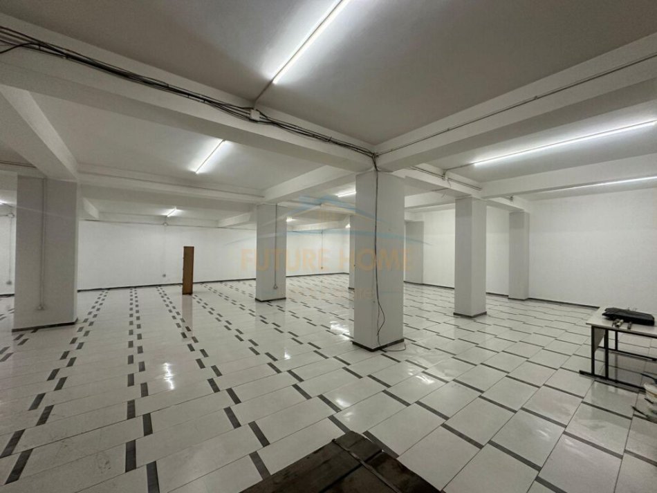 Tirane, jepet me qera ambjent biznesi Kati 0, 328 m² 1.300 € 