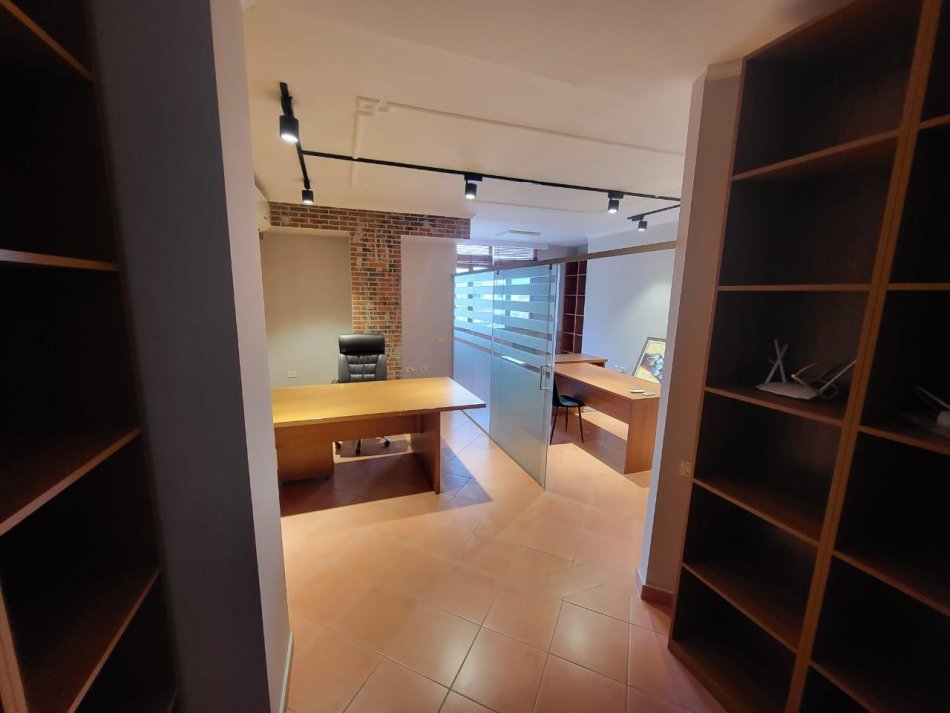 Tirane, jepet me qera zyre , 70 m² 600 € 