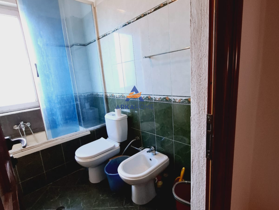 Tirane, jepet me qera apartament 2+1+Ballkon Kati 4, 125 m² 570 € 