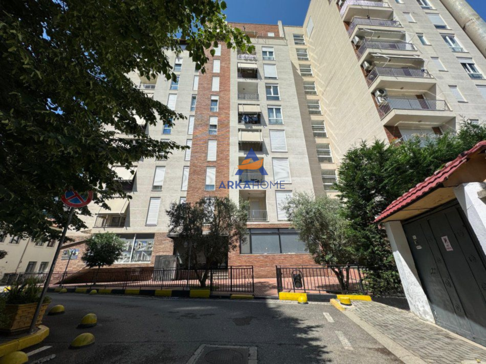 Tirane, jepet me qera apartament 2+1+Ballkon Kati 5, 100 m² 800 € 