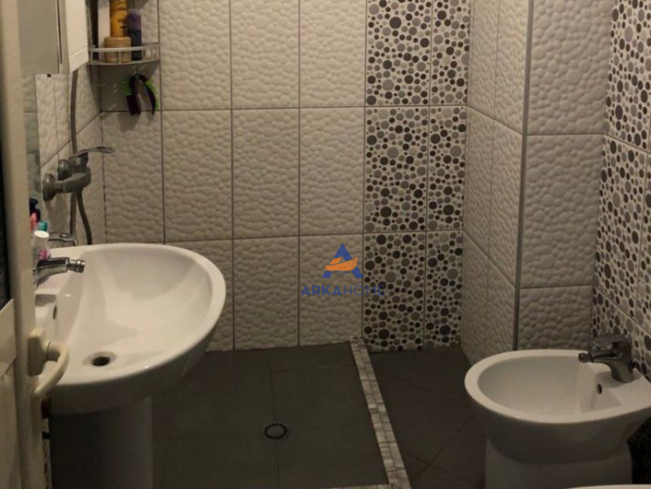 Tirane, jepet me qera apartament 1+1+Ballkon Kati 4, 65 m² 500 € (RRUGA E ZALLIT)